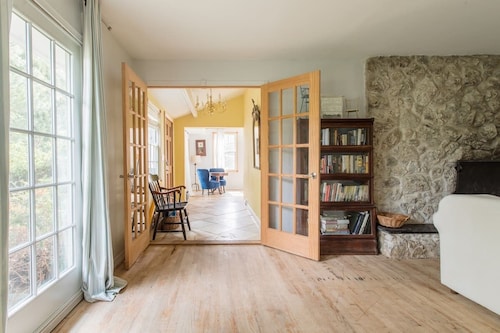 Entire House in Southampton Village, Pool, 2 Fireplaces, Walk Everywhere, Pets!