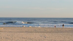 Ranta lähistöllä, rantapyyhkeitä