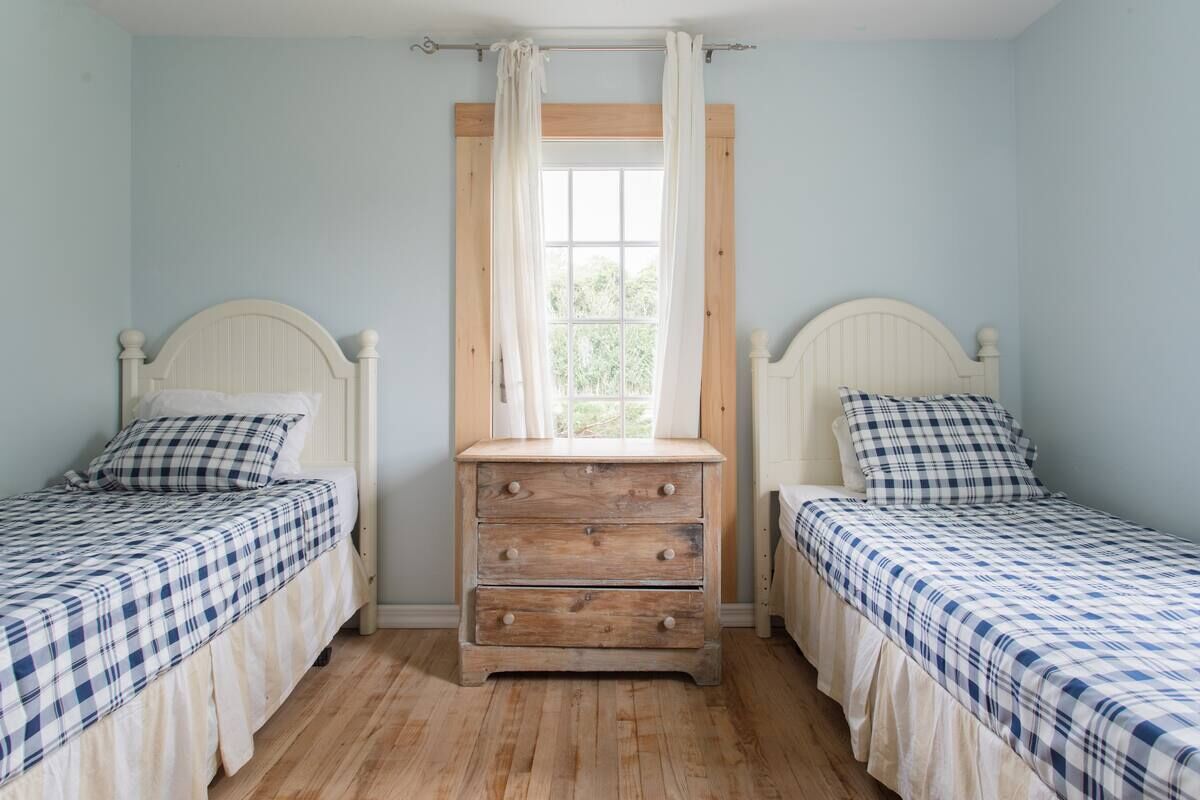 3 bedrooms, desk, iron/ironing board, travel crib