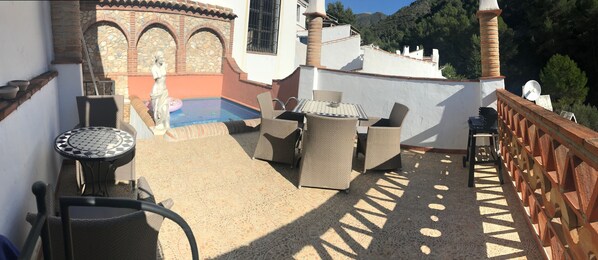 Seasonal outdoor pool, open 10:00 AM to 8:00 PM, pool loungers