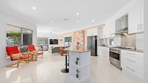 Microwave, oven, dishwasher, coffee/tea maker
