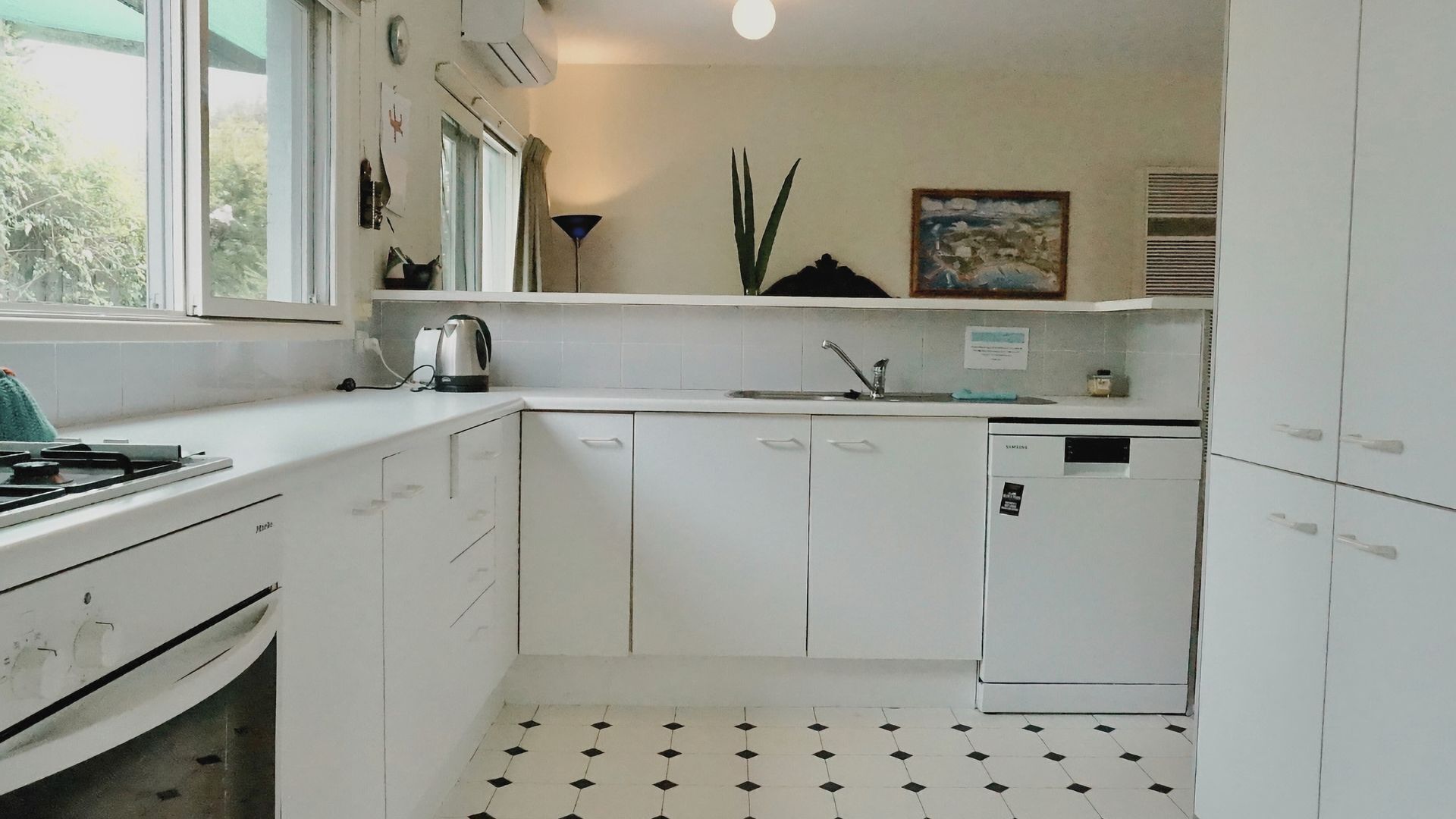 Een koelkast, een microgolfoven, een oven