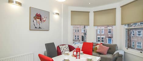 Deluxe Apartment, Multiple Beds, Non Smoking | In-room dining