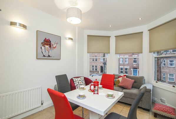 Deluxe Apartment, Multiple Beds, Non Smoking | In-room dining