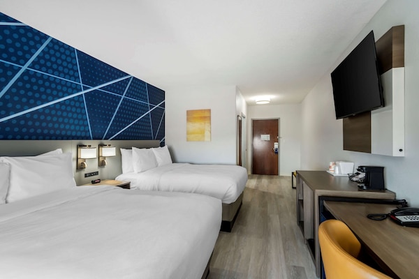 Bureau, rideaux occultants, fer et planche Ă repasser