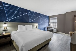 Bureau, rideaux occultants, fer et planche à repasser