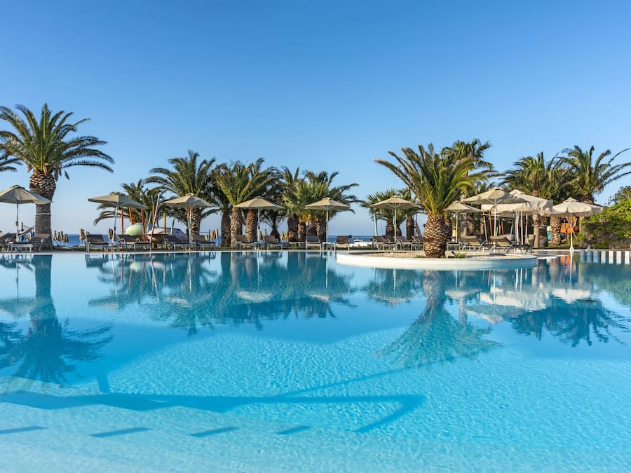 Una piscina al aire libre de temporada