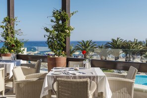 Petit déjeuner complet (16.50 EUR par personne)
