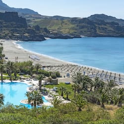 Sulla spiaggia, lettini da mare, ombrelloni, pallavolo