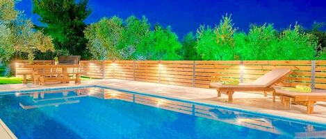 Piscine extérieure, parasols de plage, chaises longues