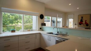 Fridge, microwave, oven, stovetop - Sand Dunes in Point Lonsdale (Point Lonsdale)
