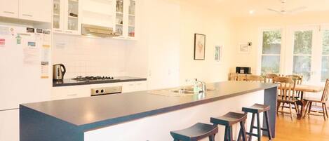 Køleskab, mikrobølgeovn, ovn, kogeplade