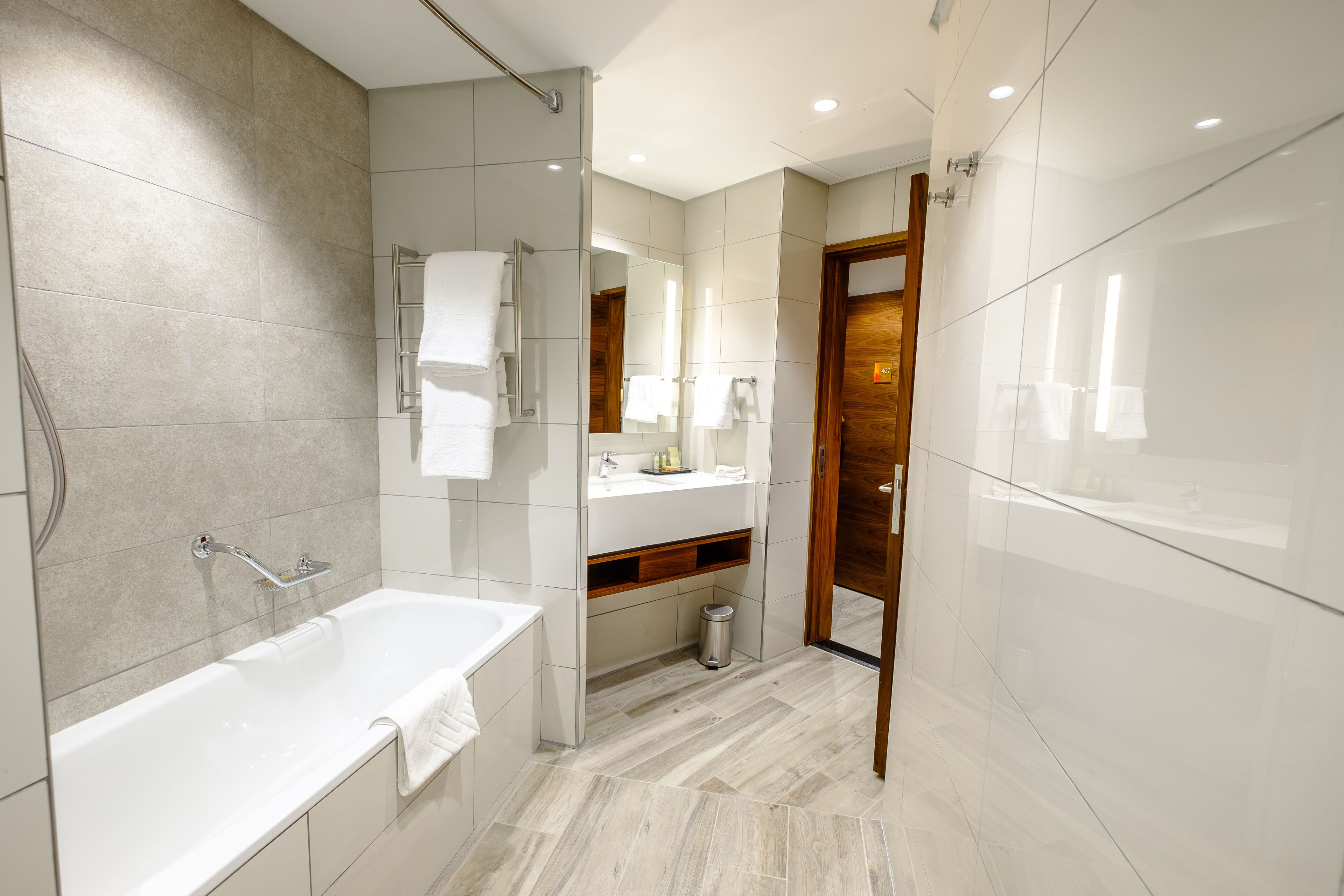 combined shower/bathtub, free toiletries, hair dryer, towels