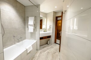 Bañera con ducha, artículos de tocador gratuitos, secador de pelo