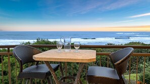 Outdoor dining - SHORELINE 9 PENTHOUSE WITH OCEAN VIEWS (HASTINGS POINT)