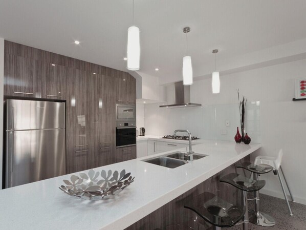 Fridge, microwave, oven, stovetop - AMAROO by the beach (Queenscliffe)