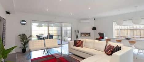 Smart TV, fireplace