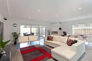 Smart TV, fireplace - AMAROO by the beach (Queenscliffe)