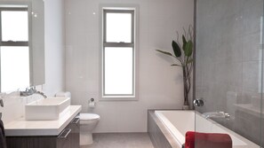 A modern bathroom with a large sink, toilet, and bathtub. - Amaroo by the beach and Swan Bay (Queenscliffe)