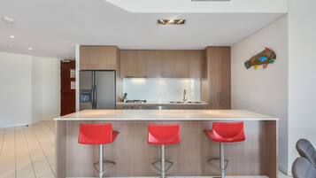 Microwave, oven, dishwasher, coffee/tea maker