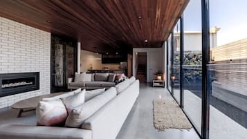 Smart TV y chimenea