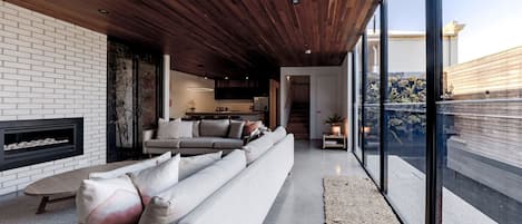 Una Smart TV, una chimenea