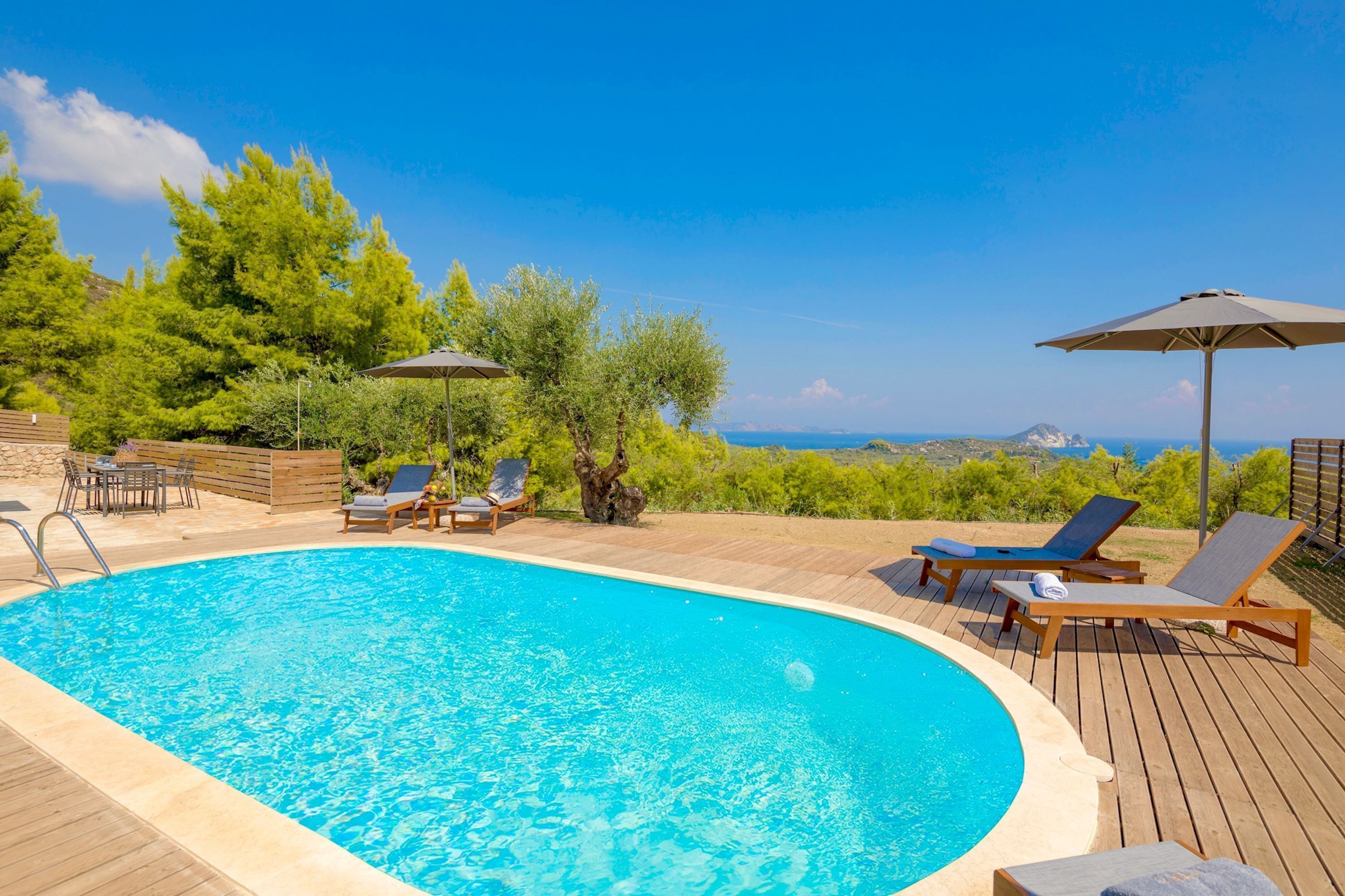 Außenpool, Sonnenschirme, Liegestühle