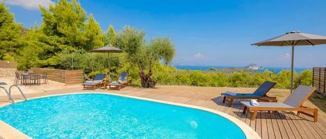 حمّام سباحة خارجي، مظلات على حمّام السباحة، مقاعد للتشمس