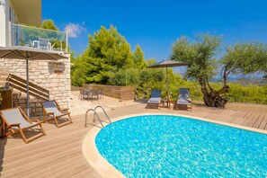 Outdoor pool, pool umbrellas, sun loungers - Keri Sea (Zakynthos)
