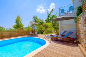 Piscine extérieure, parasols de plage, chaises longues