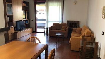 Apartment, 3 Schlafzimmer, Nichtraucher | Wohnbereich | Flachbildfernseher