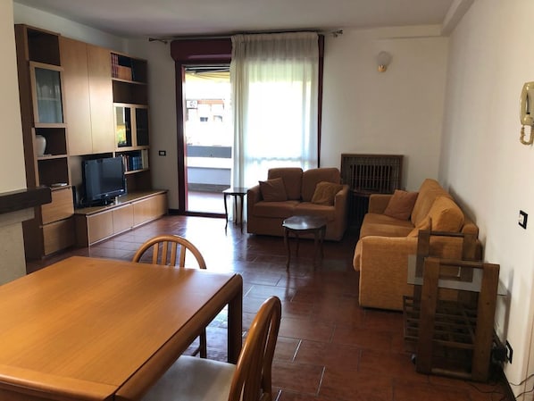 Apartment, 3 Bedrooms, Non Smoking | Living area