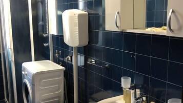 Apartment, 3 Schlafzimmer, Nichtraucher | Badezimmer | Komfortbadewanne, Regendusche, kostenlose Toilettenartikel, Bidet