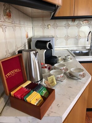 Apartment, 3 Bedrooms, Non Smoking | Coffee and/or coffee maker