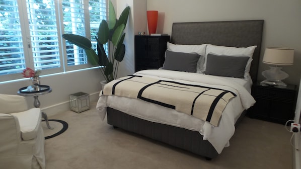Chic Afro-Mod 2 Rooms Suite | 高級寝具、客室ごとに異なる装飾、客室ごとに異なるインテリア、デスク