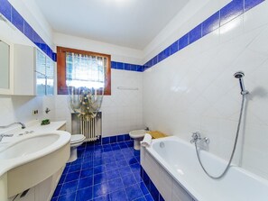 Apartament, diversos llits, no fumadors | Bany | Banyera profunda i capçal de dutxa tipus cascada 