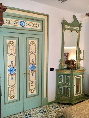 In-room safe, individually decorated, individually furnished, desk - Old Taverna Sorrentina (Sorrento)