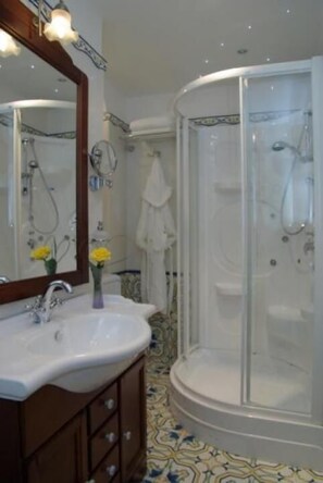 Deluxe Suite | Bathroom | Separate tub and shower, towels - Old Taverna Sorrentina (Sorrento)