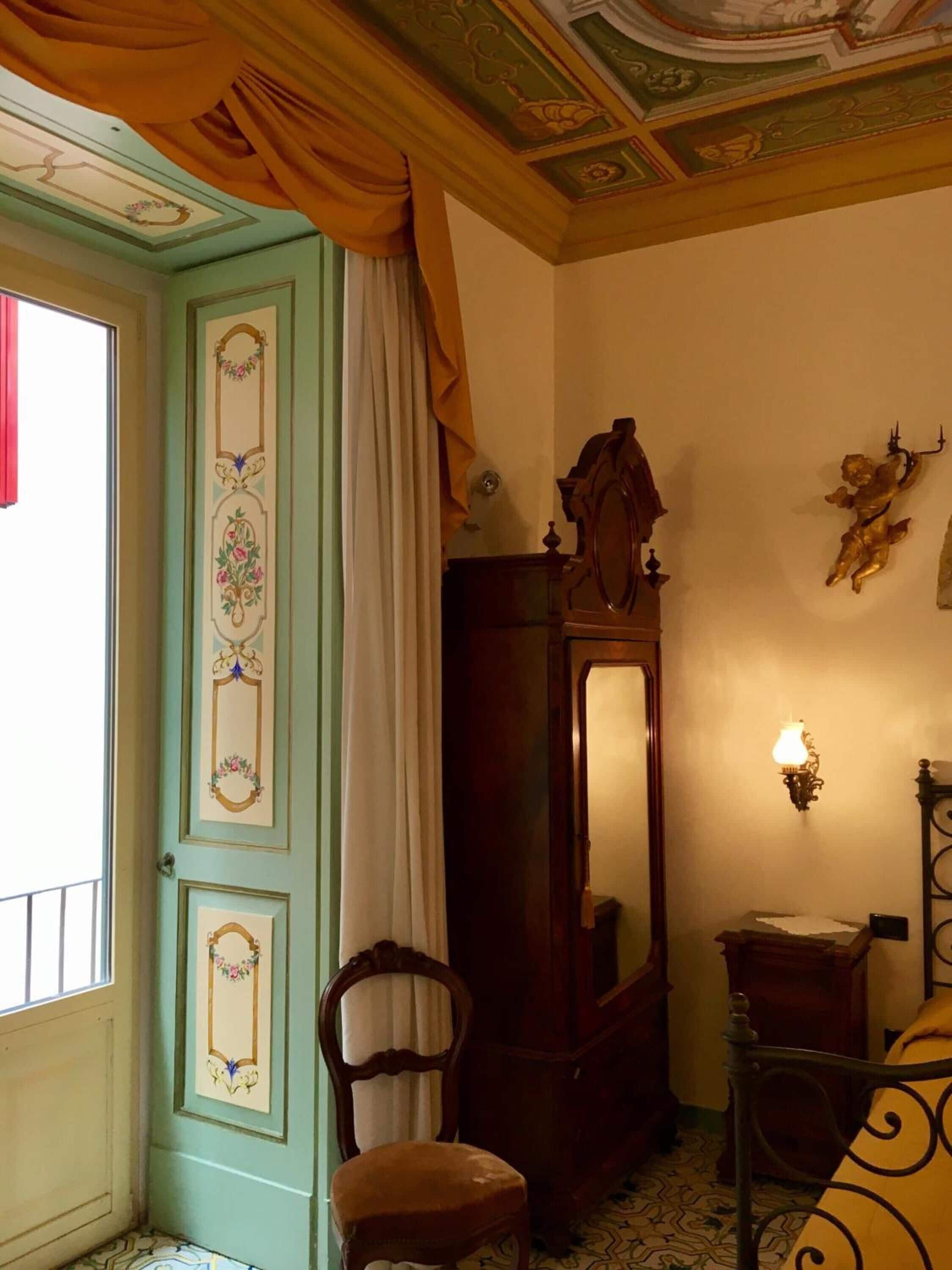 Peti besi dalam bilik, dihias secara berasingan 