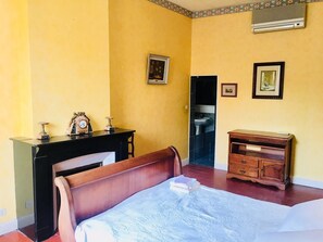 Quadruple Room | Individually decorated, individually furnished, blackout curtains - Les Chambres des Barques (Narbonne)
