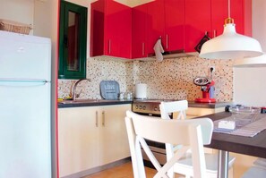 Refrigerador, horno, parrilla de estufa y cafetera de espresso 