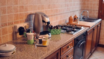 Apartamento, 3 habitaciones | Cocina compartida | Frigorífico grande, placa de cocina y trona infantil