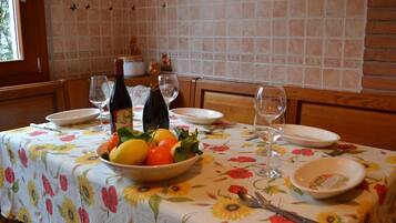 Apartment, 3 Schlafzimmer | Essbereich im Zimmer