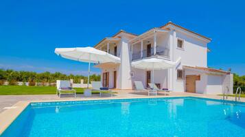 Outdoor pool, pool umbrellas, sun loungers