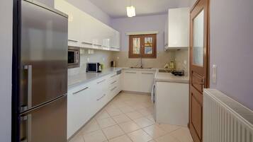 Villa Deluxe, 5 habitaciones, alberca privada | Cocina privada | Refrigerador con congelador, microondas, horno y parrilla de estufa