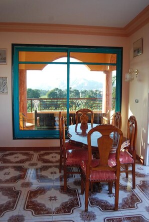 Apartment, 3 Bedrooms | In-room dining