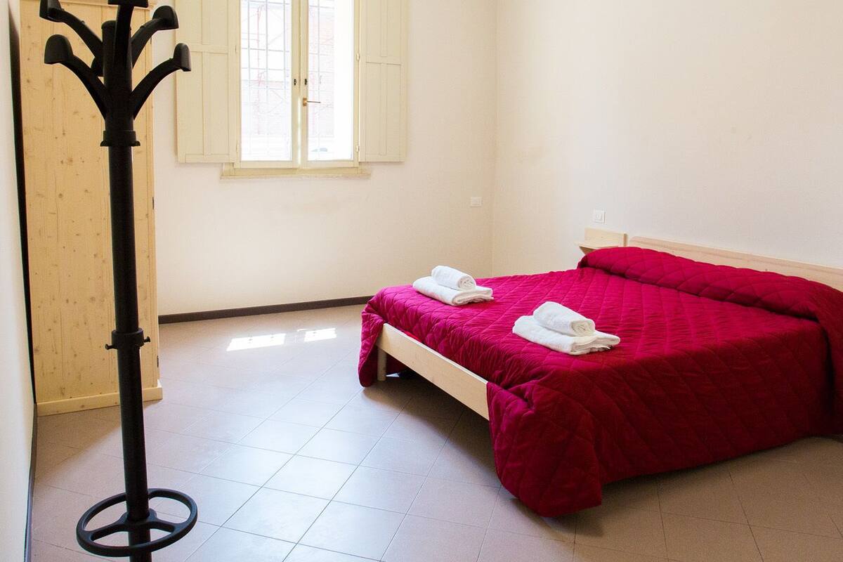 2 bedrooms, hypo-allergenic bedding, down comforters, desk