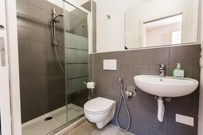 Shower, rainfall showerhead, free toiletries, hair dryer - Student's Hostel Estense (Ferrara)