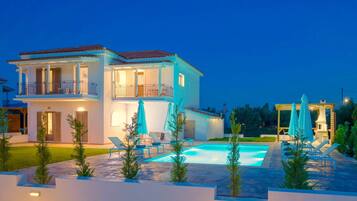 Outdoor pool, pool umbrellas, sun loungers