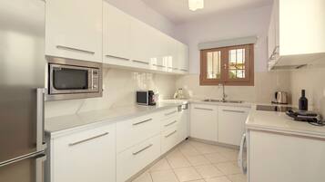 Deluxe Villa, 5 Bedrooms, Private Pool | Private kitchen | Full-size fridge, microwave, oven, stovetop